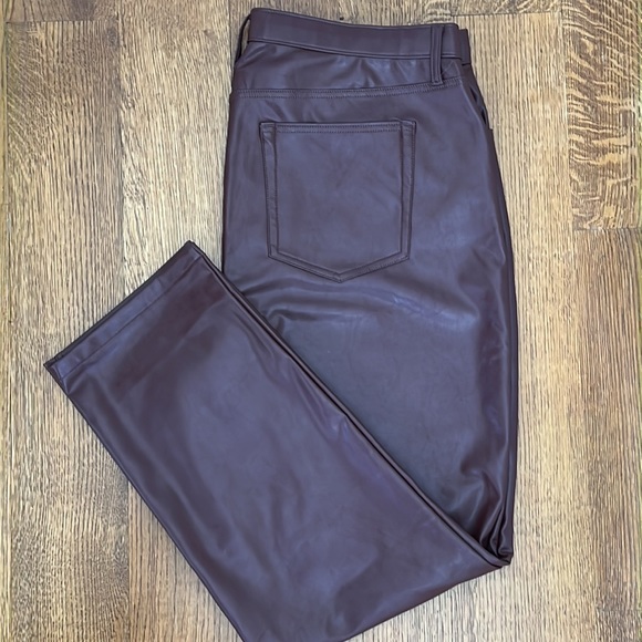 Abercrombie & Fitch Curve Love Vegan Leather 90s Straight Pants - Picture 2 of 10